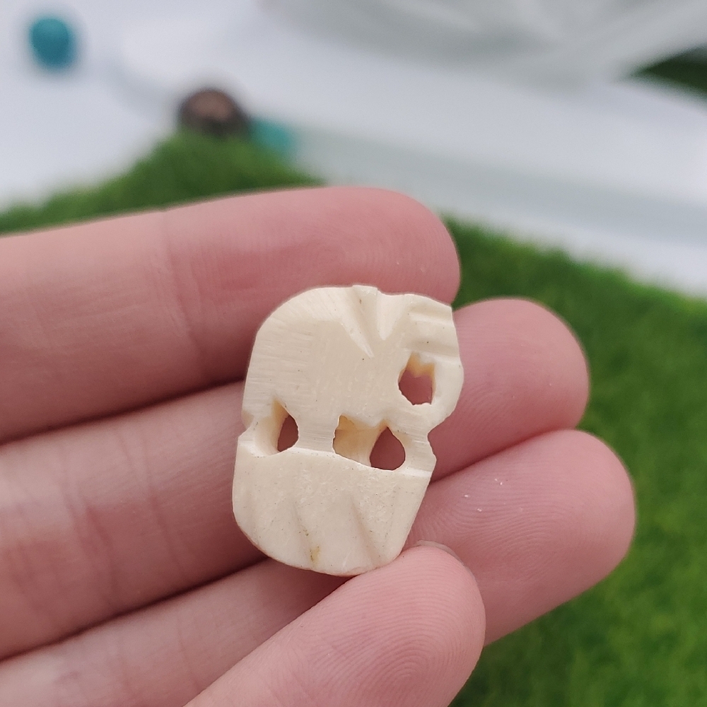 Carved Elephant Cream Pendant P308‎